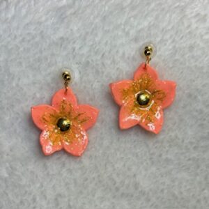 pendiente coral y oro