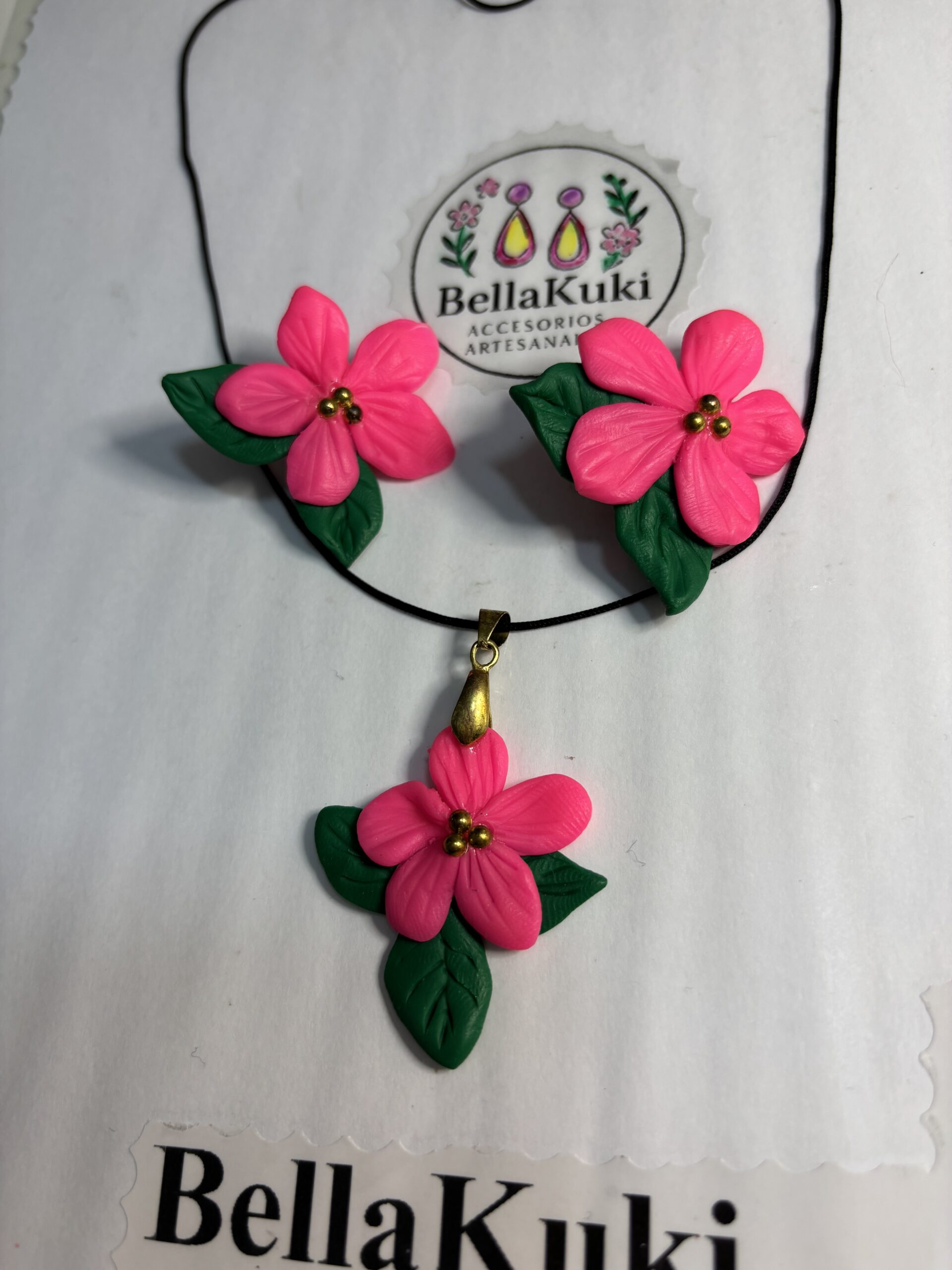 Conjunto Flores rosa fucsia.