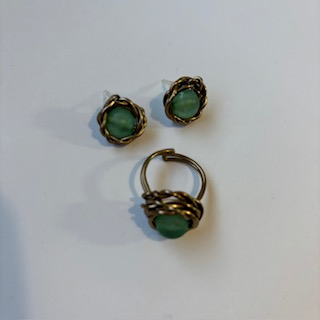 Conjunto de anillo y pendientes verde envejecido.