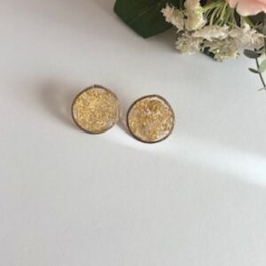 Pendientes redondos dorados.