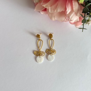 Pendientes piedra blanca y alambre dorado.