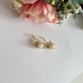 Pendientes esfera blanca y alambre dorado.