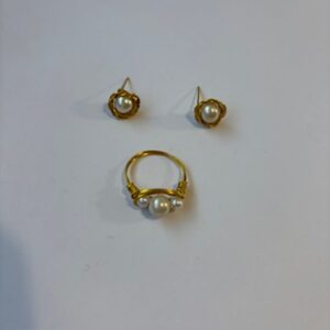 Conjunto nido anillo y pendiente blanco dorado.