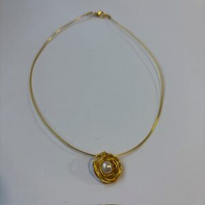 Conjunto Nido blanco y dorado.