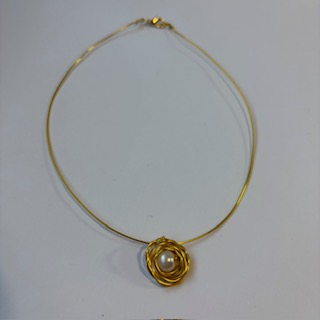 Conjunto Nido blanco y dorado.