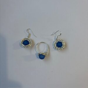 Conjunto nido pendiente y anillo azul plateado.