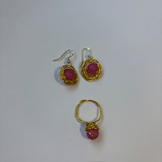 Conjunto nido pendiente y anillo fucsia y dorado.